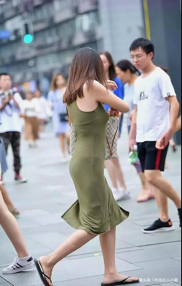 墨绿色|街拍墨绿色裙子有些单调,小姐姐穿起来别有一番风味!