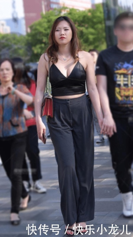 街拍时尚魅力简单又自然,轻松打造御姐范