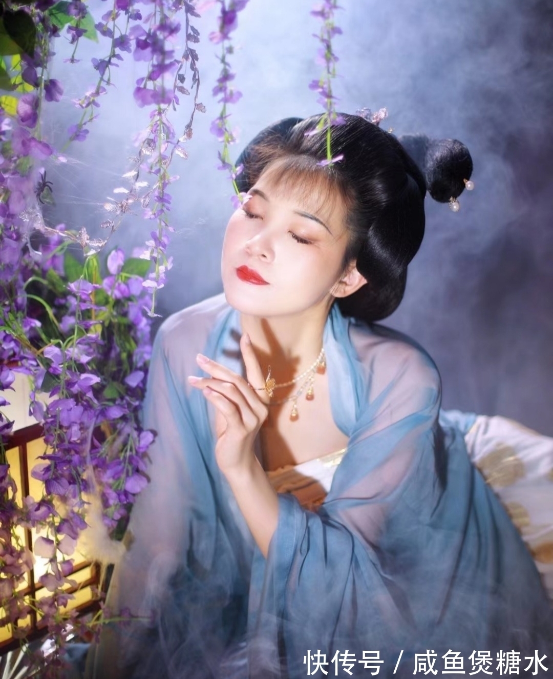 千秋!小草七律:一岁荣枯多险梦,千秋功过任闲评