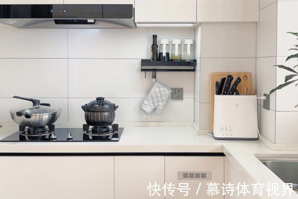 瓷砖|厨房墙面贴瓷砖早被淘汰了！现在都流行这种新型材料，高级又耐脏