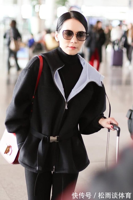 外套|“不老女神”俞飞鸿不愧为中年之光,巴掌腰+漫画腿,真不像48岁