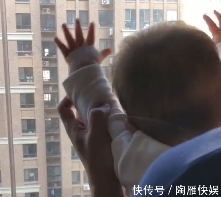 小飞机|宝宝每天都要去窗户边玩,爸爸跟着往外一看,瞬间被萌到