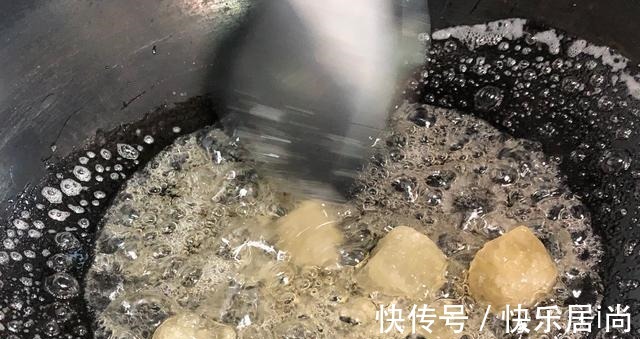 炒糖色时,第一步就“放糖”方法不对,难怪焦糖色还发苦!
