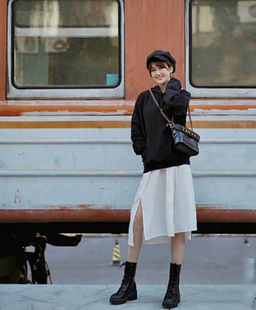 卫衣怎么穿好看？重点在下装搭配上，土肥圆和女神在你一念之间