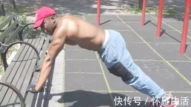 俯卧|俯卧撑增加胸部刺激,黑人小伙演示如何练大胸肌?循环训练法则!