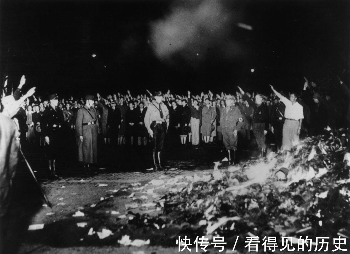 冲锋队!老照片 1933年德国焚烧书籍 上演丑恶的一幕