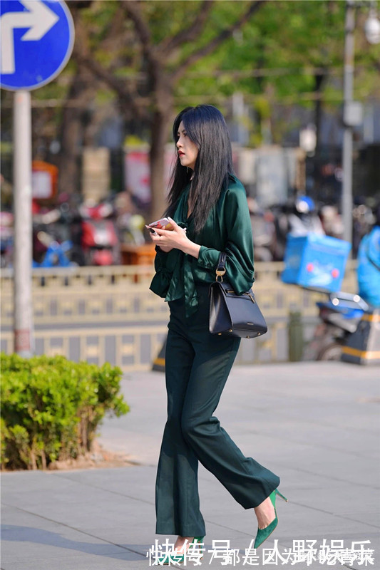 高跟鞋 街拍时尚夏季，美丽姑娘选择尖头高跟鞋，展现出成熟优雅的美感