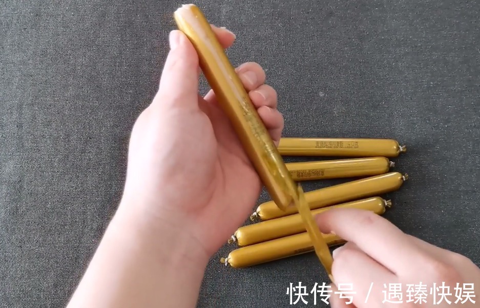 火腿肠|想不到火腿肠铝环下藏有机关，轻轻一碰完整打开，不要用牙咬了
