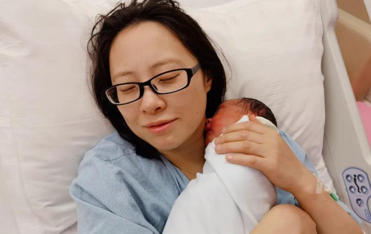 老公|生孩子时,孕妈妈要不要把娘家人请过来?来了有几点好处要知道