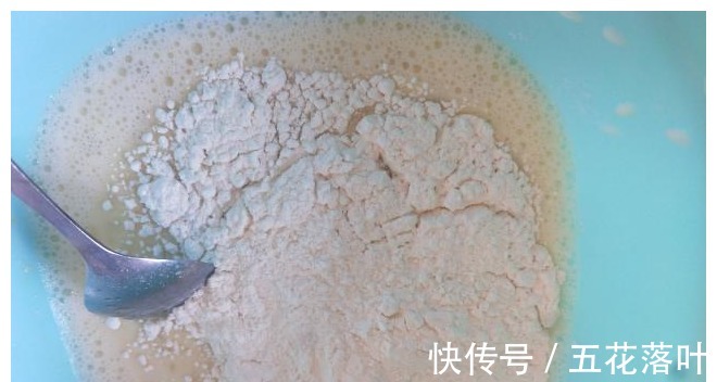 泡打粉|不用打发、不用发酵，3个苹果加2个鸡蛋做蛋糕，做法简单又好吃！