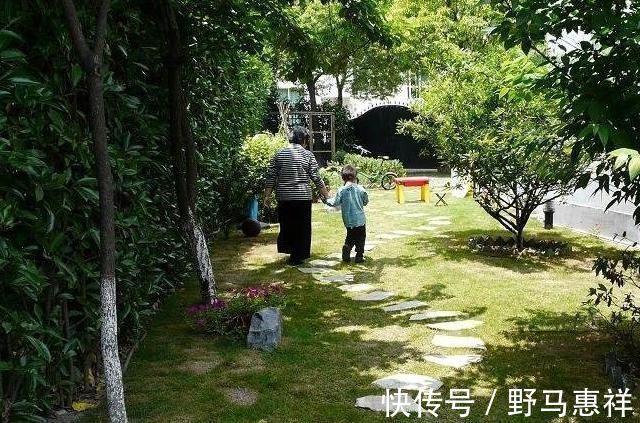 孩子|孙子打针奶奶却火了祖孙俩表情神同步,网友真是亲孙子