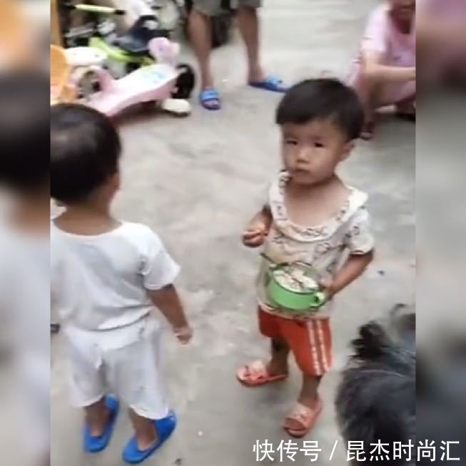 双胞胎|双胞胎姐妹,一个从小在农村生活,一个在城里生活,看后区别很大