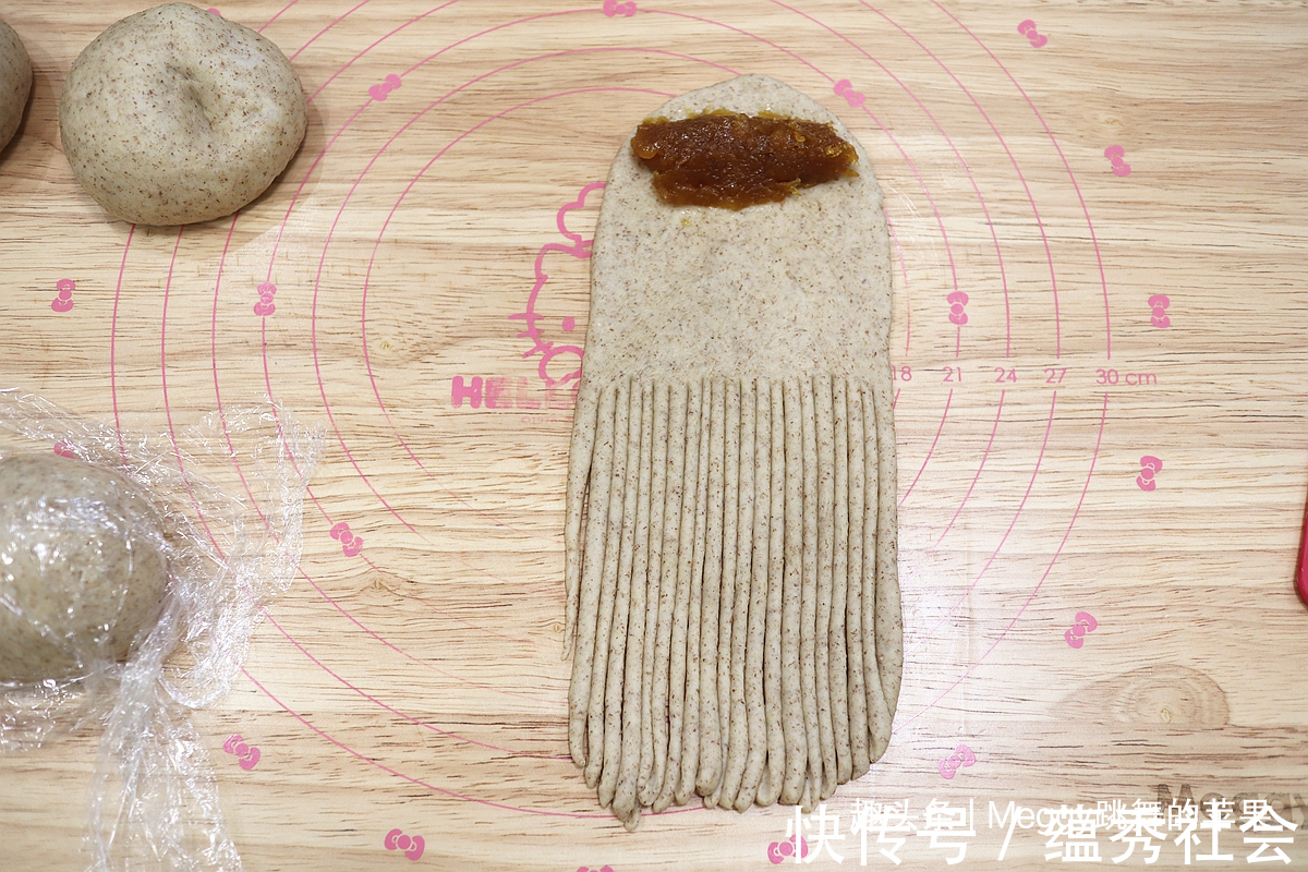 零食|黑全麦毛线球面包，又暄又软还低糖，早餐零食吃着太满足了