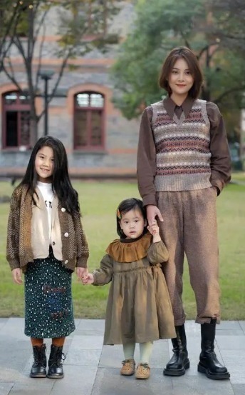 搭配|女人当妈后,别总用大衣配打底裤,学下面辣妈这样穿,减龄显气质