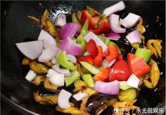 吸油|现在才知道,炒茄子不能先放油,学会一招,茄子不吸油不发黑