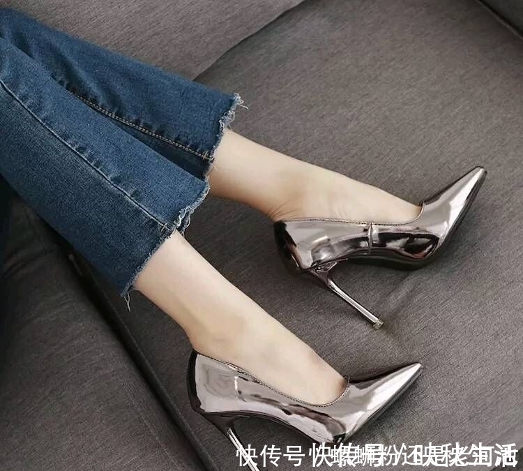 简约|经典简单的尖头设计，简约透露出不同的精致感，展现女性独特魅力