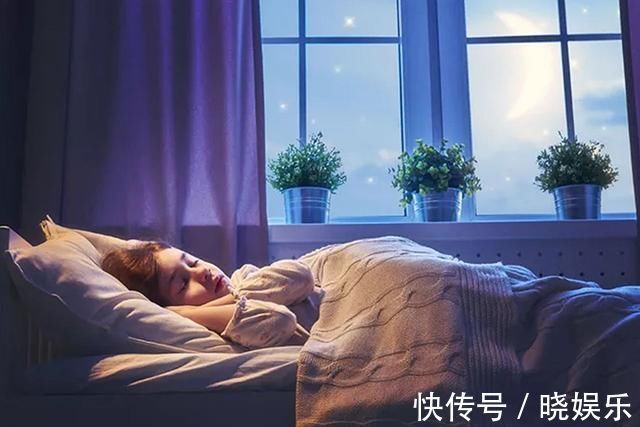 睡眠质量|一家四口睡姿火了,爸妈花式秀恩爱,孩子只能“报团取暖”