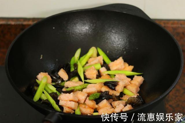 做法|芦笋要换个做法吃!吃芦笋配上这个,味道好吃到爆,2盘都嫌少!