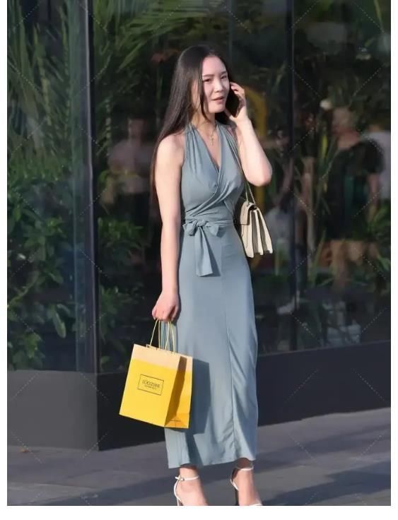 时髦 雾霾蓝色挂脖长裙搭配浅色高跟鞋,搭配有层次感显得很时髦