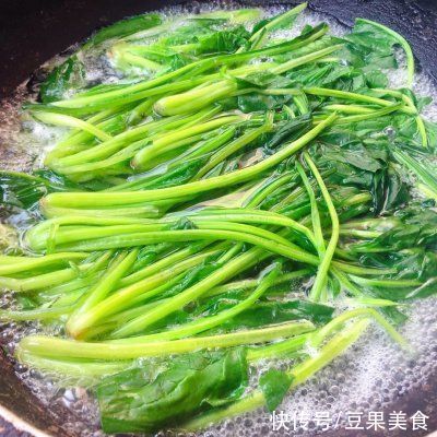 这道#元宵节美食大赏#鸭血炒菠菜比大厨做的还好吃