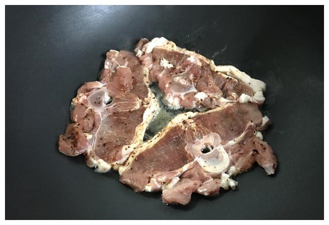 肉香四溢的黑椒羊排,一口平底锅就能做,又香又嫩,真过瘾