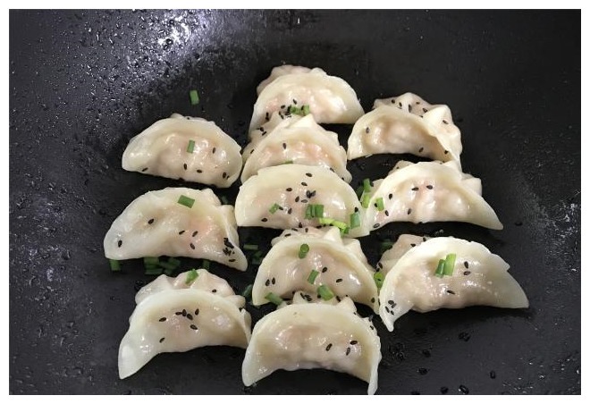 孩子最馋饺子这做法，焦香松脆，鲜嫩多汁，一口一个好过瘾