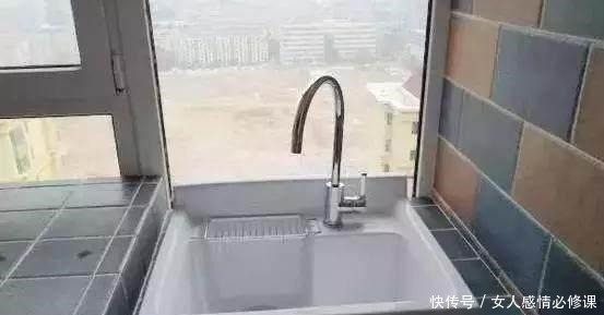 美观|老婆在阳台腾出一平米,做了个砖砌洗衣房,实用又美观