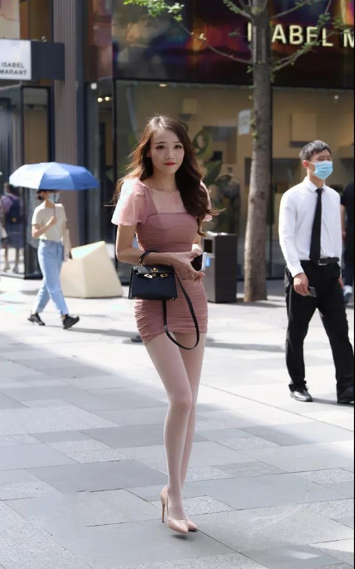  连衣裙|街拍：身穿粉色连衣裙的长腿美女