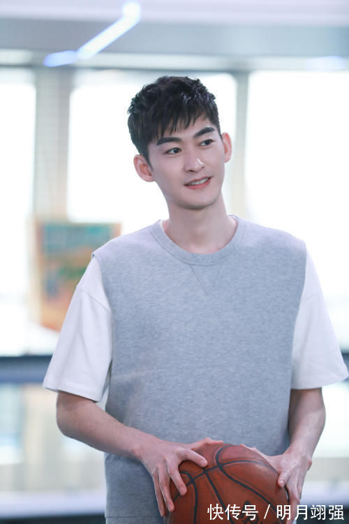 tony|三四十岁的男人留什么发型好看?偏分刘海短发斯文又帅气,很有型