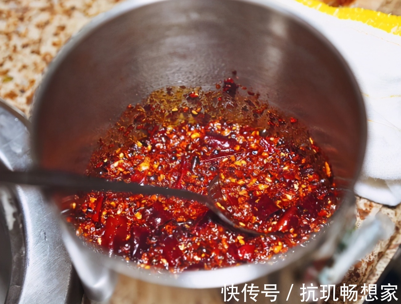 花生米|炸辣椒油，直接泼热油是大错！牢记5个技巧，红亮诱人，又香又辣