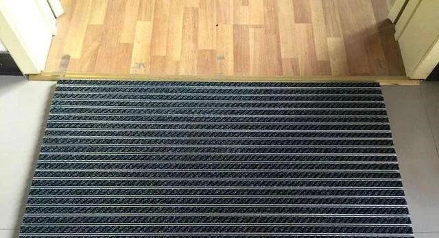 地板|越来越多人不在门口放地垫了,现在流行这样弄,省钱干净又实用