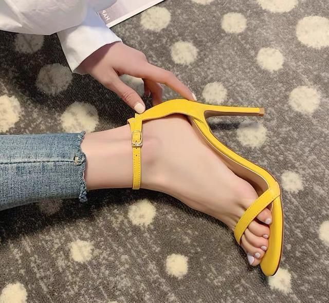 防潮性|教你夏日挑对一双凉鞋,凸显白嫩的玉足和颀长的美腿