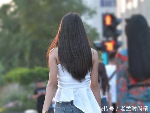 街拍: 气质出众的小姐姐, 穿上时髦的吊带装, 魅力女神气质出跳