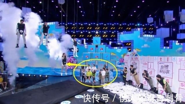 威亚|虞书欣被迫吊威亚！看到她升到半空后，谁注意黄明昊的眼神