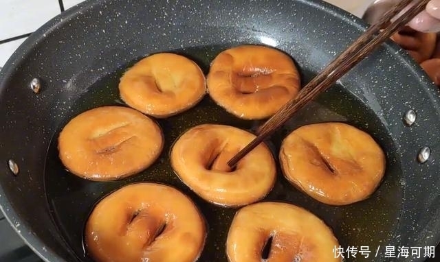 鸡蛋|炸油饼原来这么简单,1碗面粉2颗鸡蛋,柔软不油腻,比油条好吃