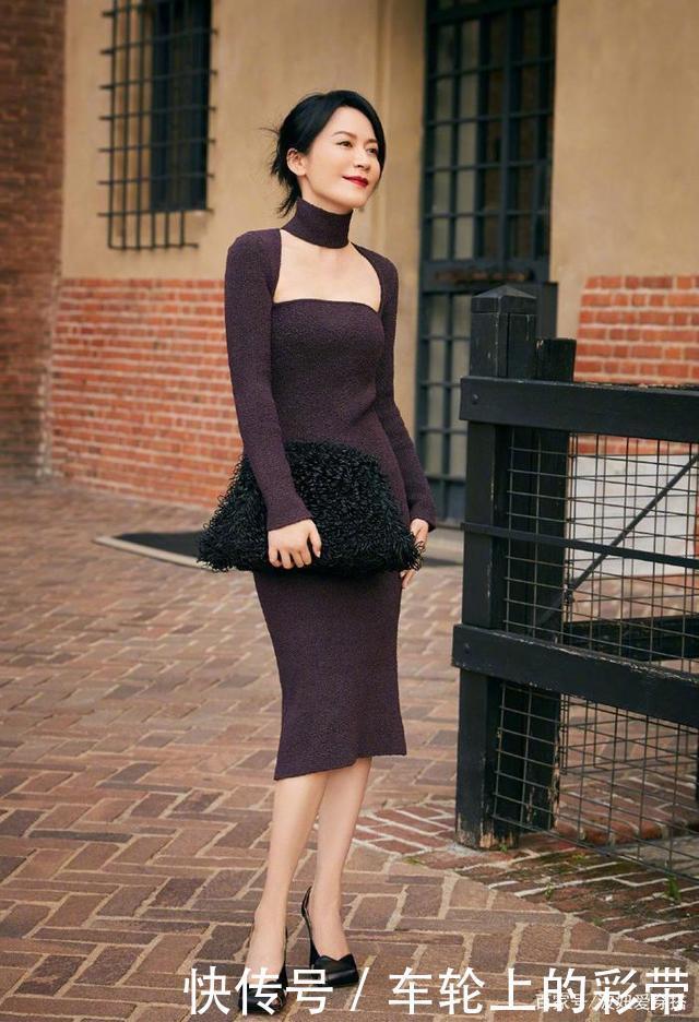 四五十岁女人出门时，尽量多背这4款“经典包”，时髦百搭上档次