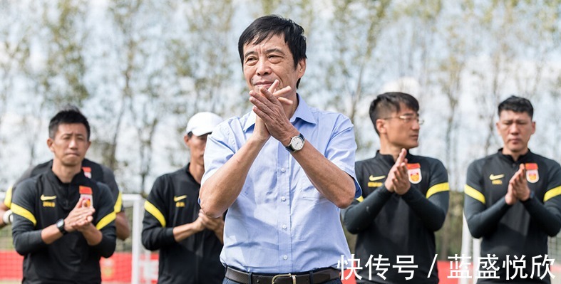 越南队|艾克森肉包子打狗李霄鹏招兵买马!越媒洋兵回家 越南要拿分!