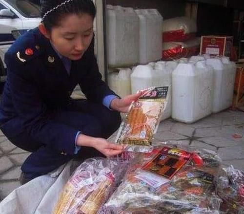 分钟|一包卫龙有多少“废油”小伙用5分钟挤出,看清后再也不吃了