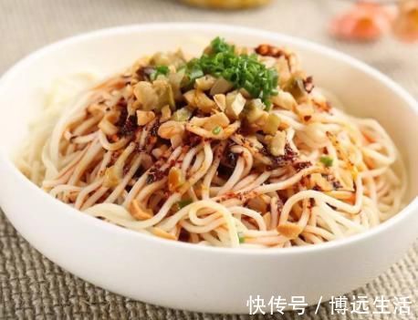 做凉面时,出锅过凉水是不对的,分享小吃店的做法,劲道更入味