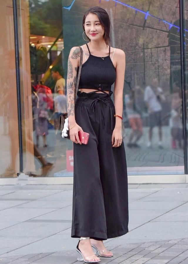 街拍大花臂美女,上衣和裤子只用一根绳子连接,却意外很潮