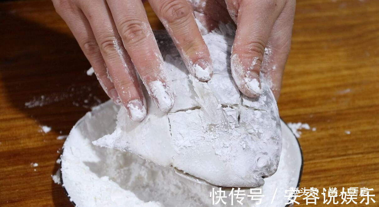鲳鱼怎么做好吃教你做椒盐鲳鱼,外酥里嫩,皮不破肉不散