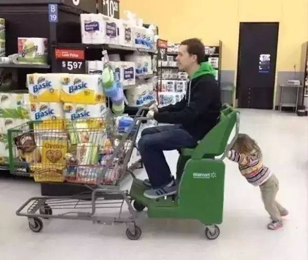 妈妈|爸爸带娃参加同学聚会,妈妈不放心视频通话,看到这画面笑喷了