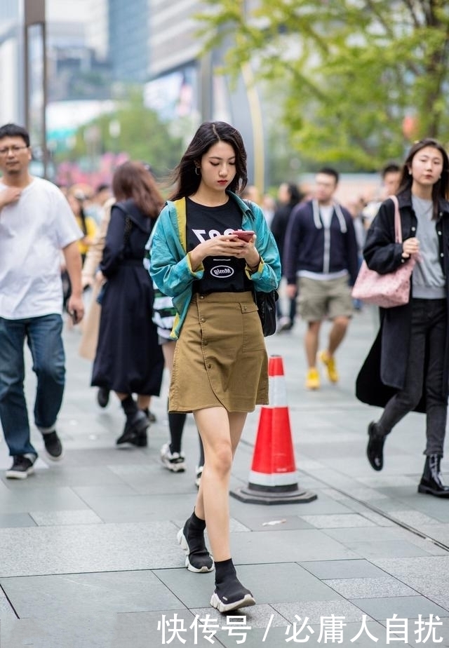 姑娘搭配一款深色的印花小衫,优雅大气