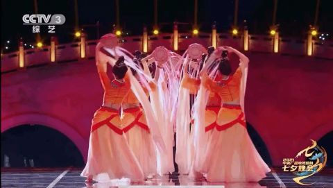 劉雨昕|央視七夕晚會：鳳凰傳奇舞臺驚艷，周深唱腔絕了，王冰冰展現出成熟美