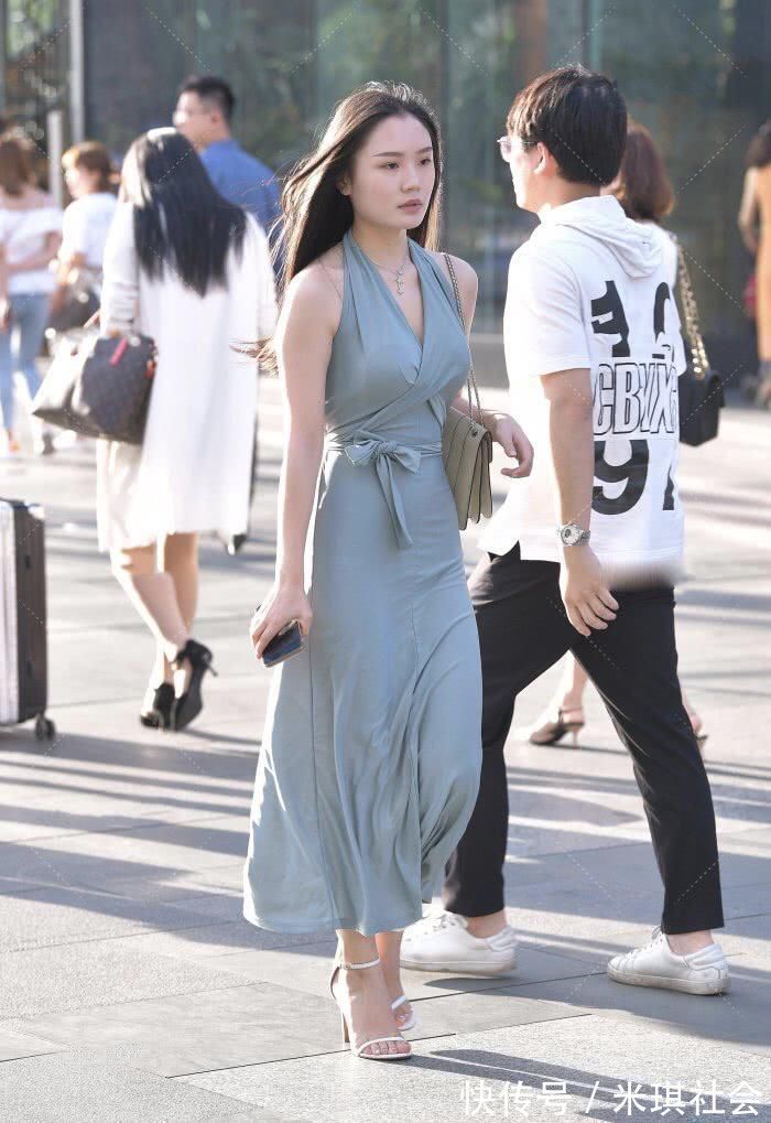 高跟鞋 洋气又时尚的裹身裙穿搭,在腰间“打个结”,显腿长还有修身的效果