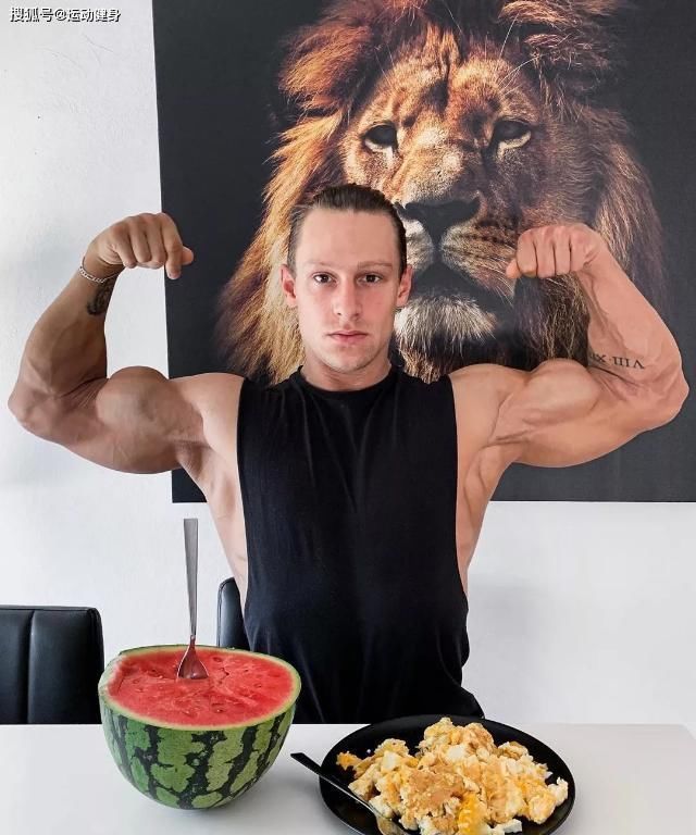 胸肌|臂围45cm,二头肌似小山包的猛汉奶爸,还自带肌肉抽筋绝活