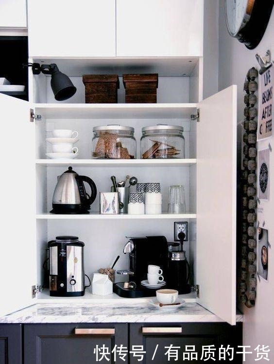 饮水机|我当初怎么没想到,柜子下多加1块小抽板,专门拿来放小厨电超赞!