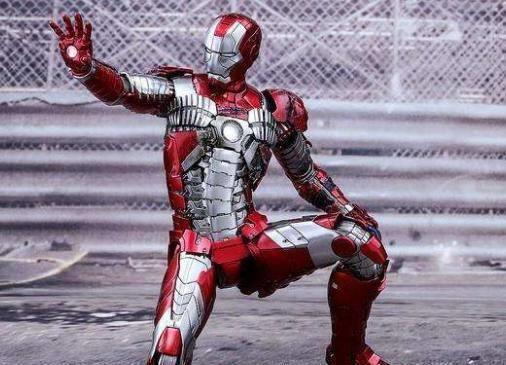 钢铁侠|知道钢铁侠皮箱变身器吗居然有大神把他做成了手办,五秒钟华丽变身