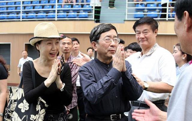 文化苦旅$当年红极一时的余秋雨，为何跌落“神坛”？梁宏达：此人极其虚伪