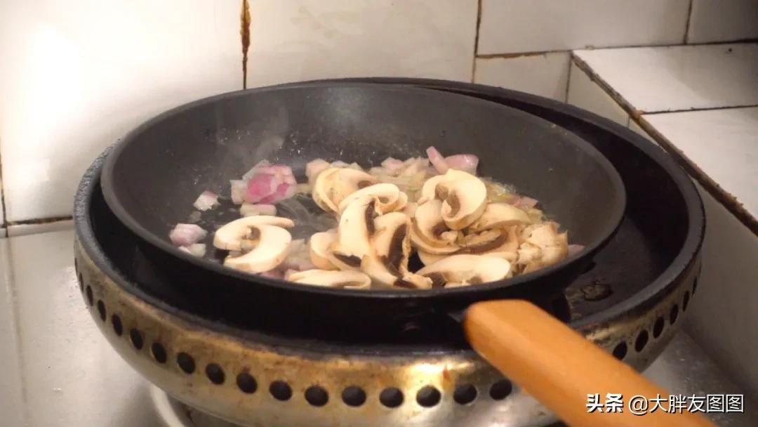 天冷了，煮个酥皮面包汤喝，喝完汤，吃浸满奶油汤汁的面包，满足